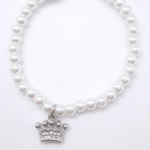 Sweet baby girl's faux pearl stretch bracelet with crown charm - Picture 7 of 7